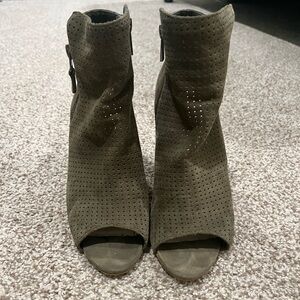 Jessica Simpson olive green suede peep toe Booties women’s size 8.5